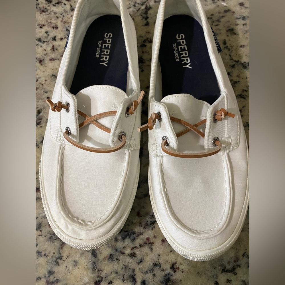 Women’s size 9.5 Sperry lounge away sneaker